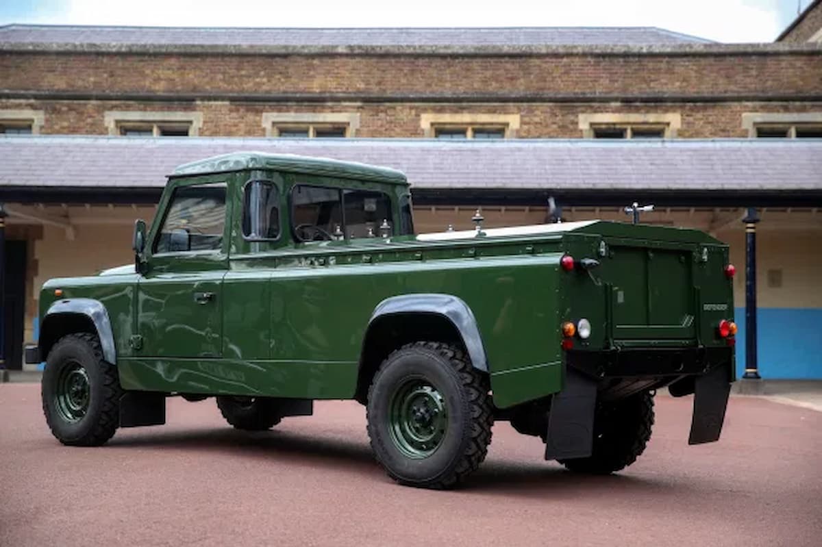Una Land Rover militare da lui progettata sarà il carro funebre del principe Filippo. In Italia oggi ne sono stati necessari 380, ieri 469