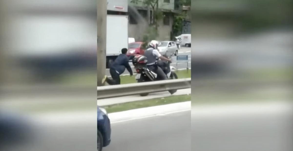 Poliziotto ammanetta lo spacciatore alla sua moto e lo costringe a corrergli dietro: ora passerà i guai, eppure quanti pensano che è ancora poco per un seminatore di morte.