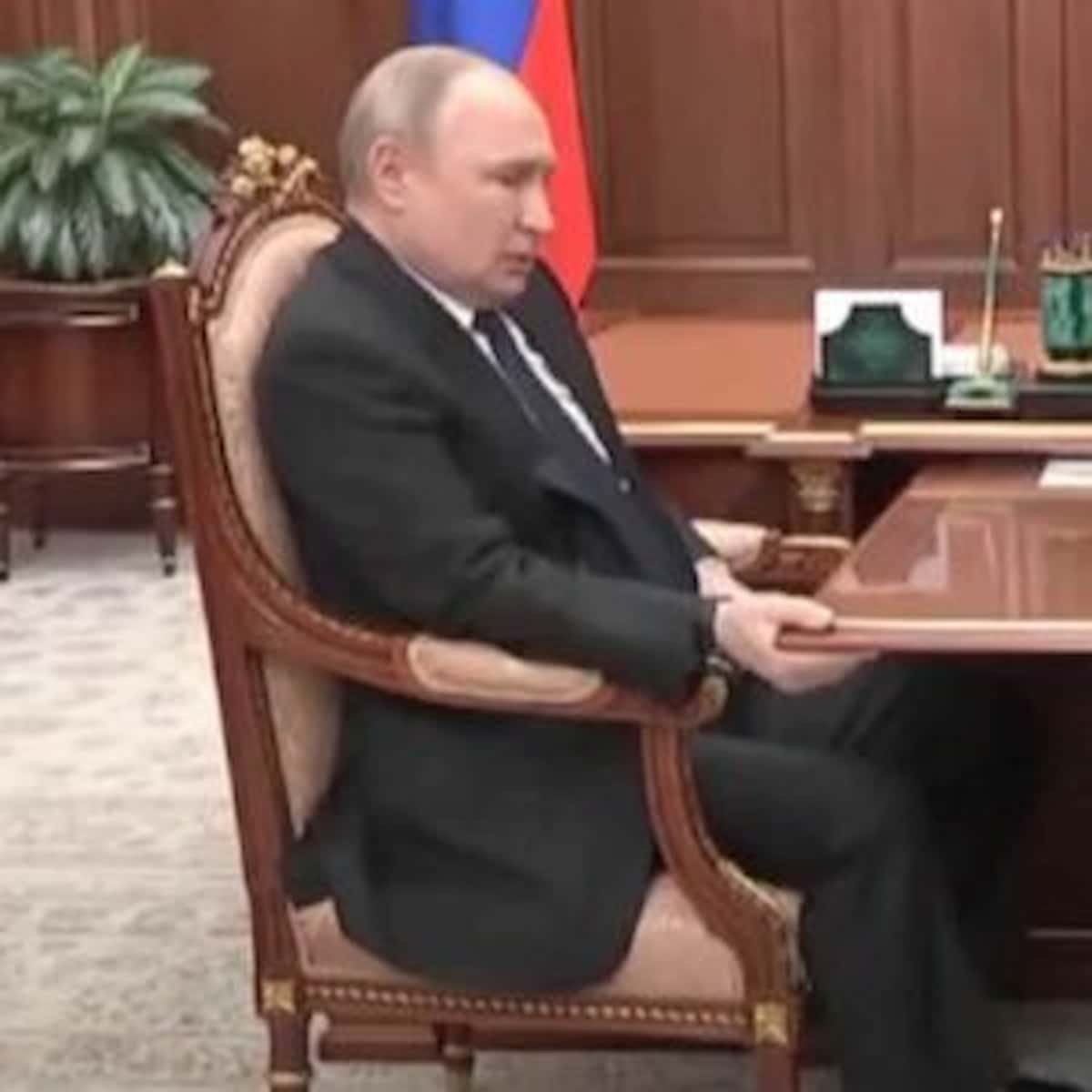 Putin malato (forse: guardate come si aggrappa al tavolo) ma non fesso: se l'Ovest cede, sarà come con Hitler.
