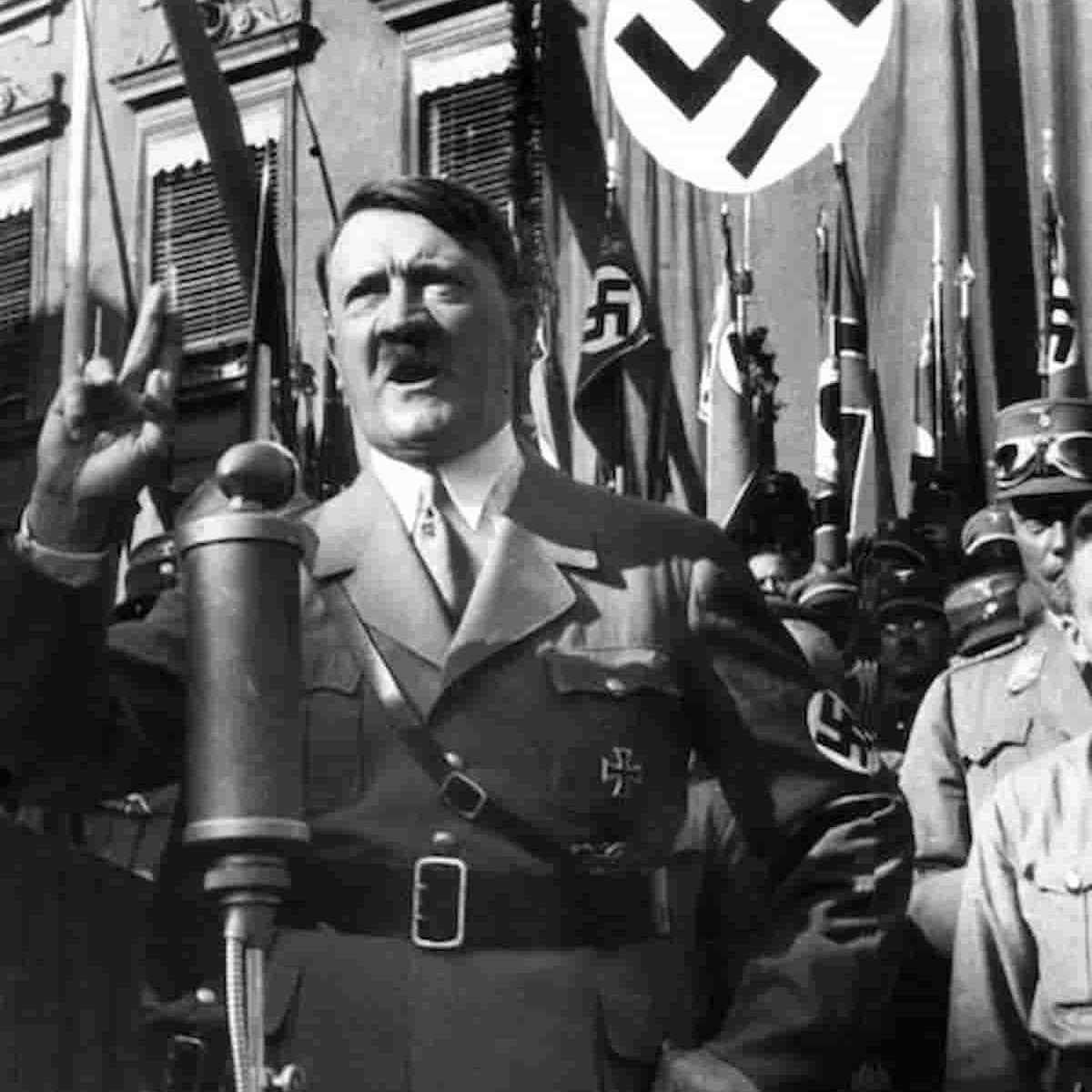 Hitler aveva sangue ebreo? Inutile polemica mentre il covid continua la strage, altri 962 morti negli ultimi 7 giorni