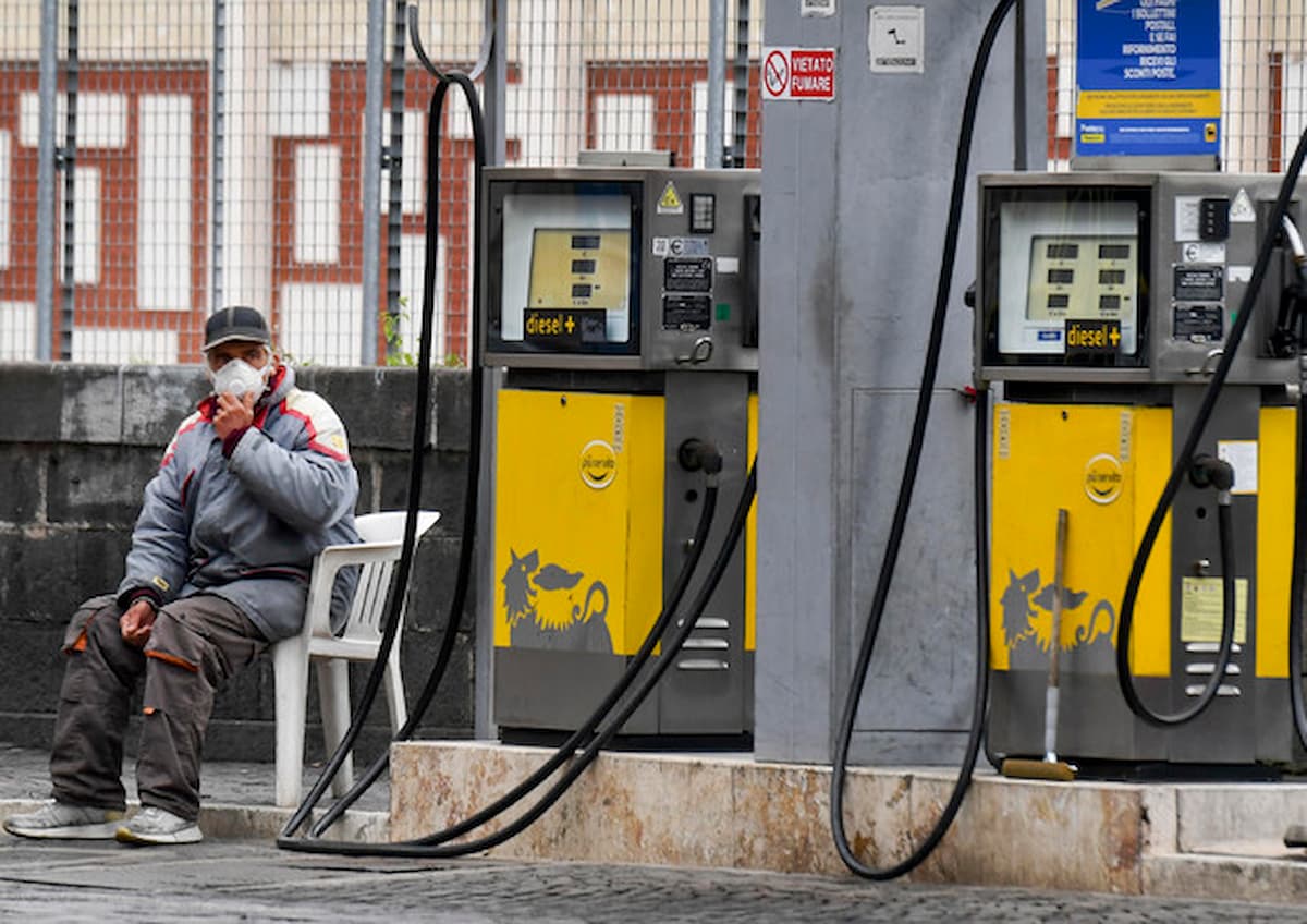 Benzina torna sopra i 2 euro al litro al self-service, temporali e grandine, fanno calare le temperature