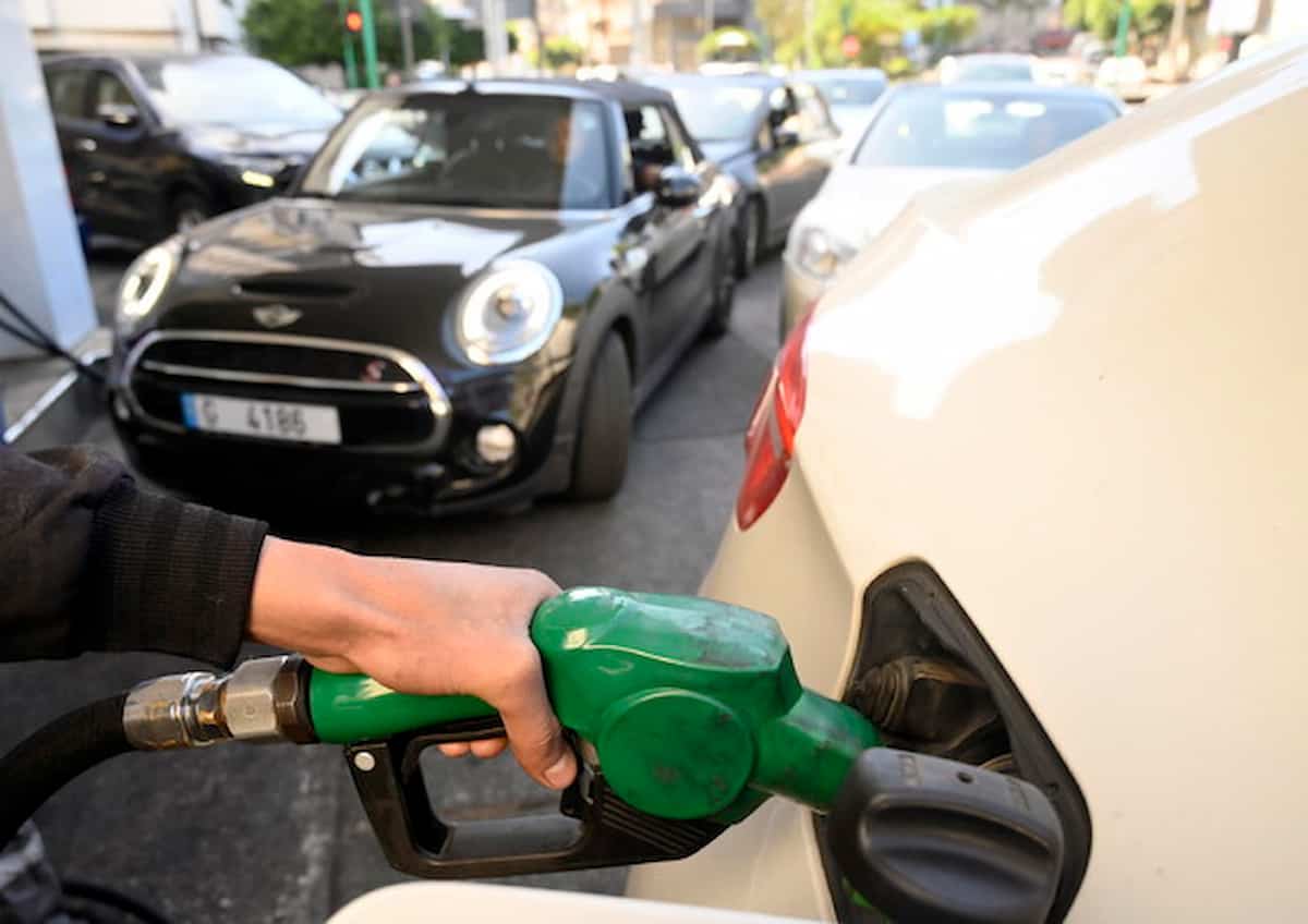 Gasolio sopra i 2 euro al litro, cresce il divario con la benzina. Tra 20 giorni scade lo sconto fiscale