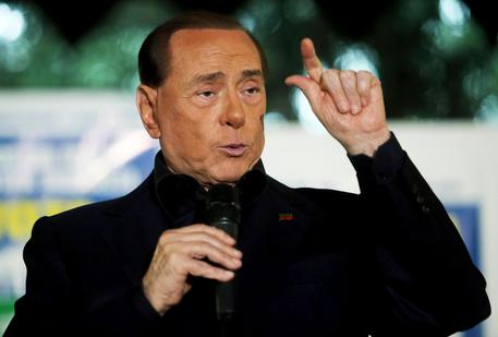 Berlusconi, il testamento aperto davanti a due testimoni e agli avvocati con i figli in collegamento, non è solo un fatto di famiglia
