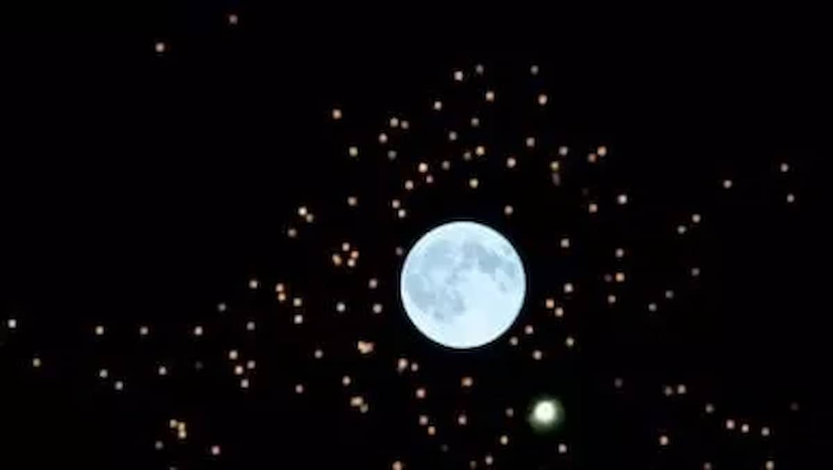 Luna blu stanotte, superluna d'agosto guardate il cielo e cantate Blue Moon accompagnati a scelta da Frank Sinatra o Elvis Presley