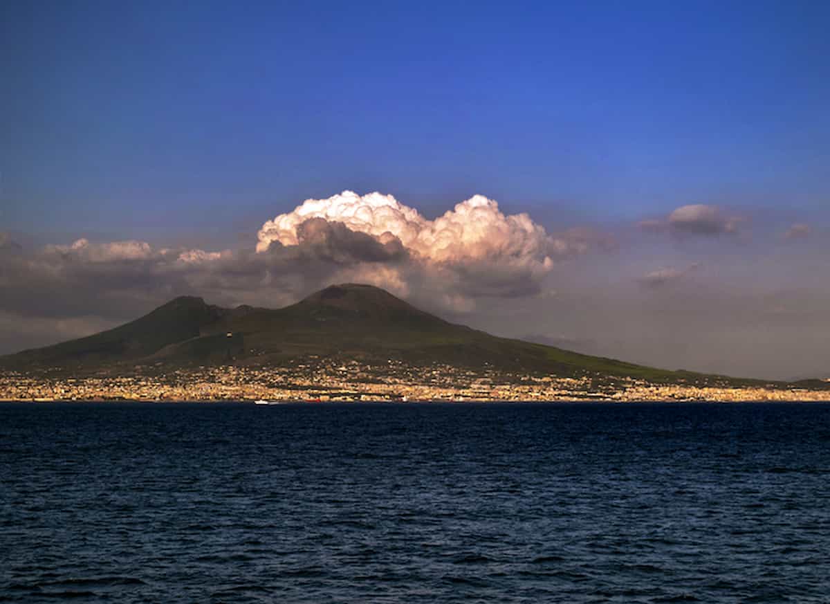 I Campi Flegrei danno il segnale di una supereruzione del Vesuvio? sarebbe “decine di volte superiore a quella del 79 d. C. di Pompei”. 